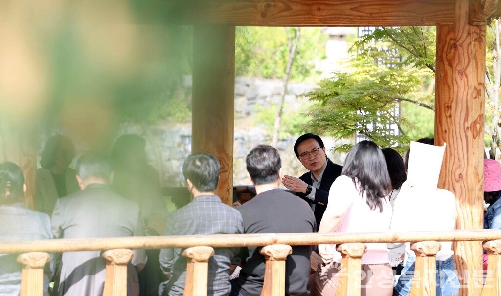 ▲선생님들과 환담을 나누고 있는 김태희 경기도교육감 후보