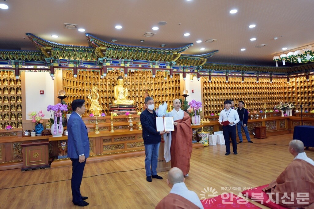 ▲연화마을 사회적협동조합 이재용회장이 호산스님으로부터 표창장을 수여 받았다. 