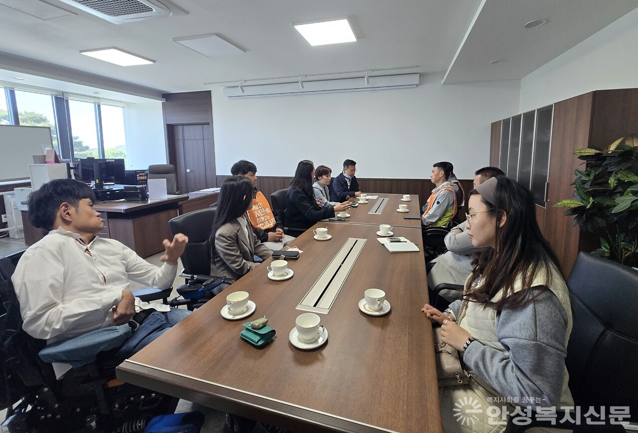 ▲연대 대표들이 안성 부시장을 만나 항의를 이어갔다. 