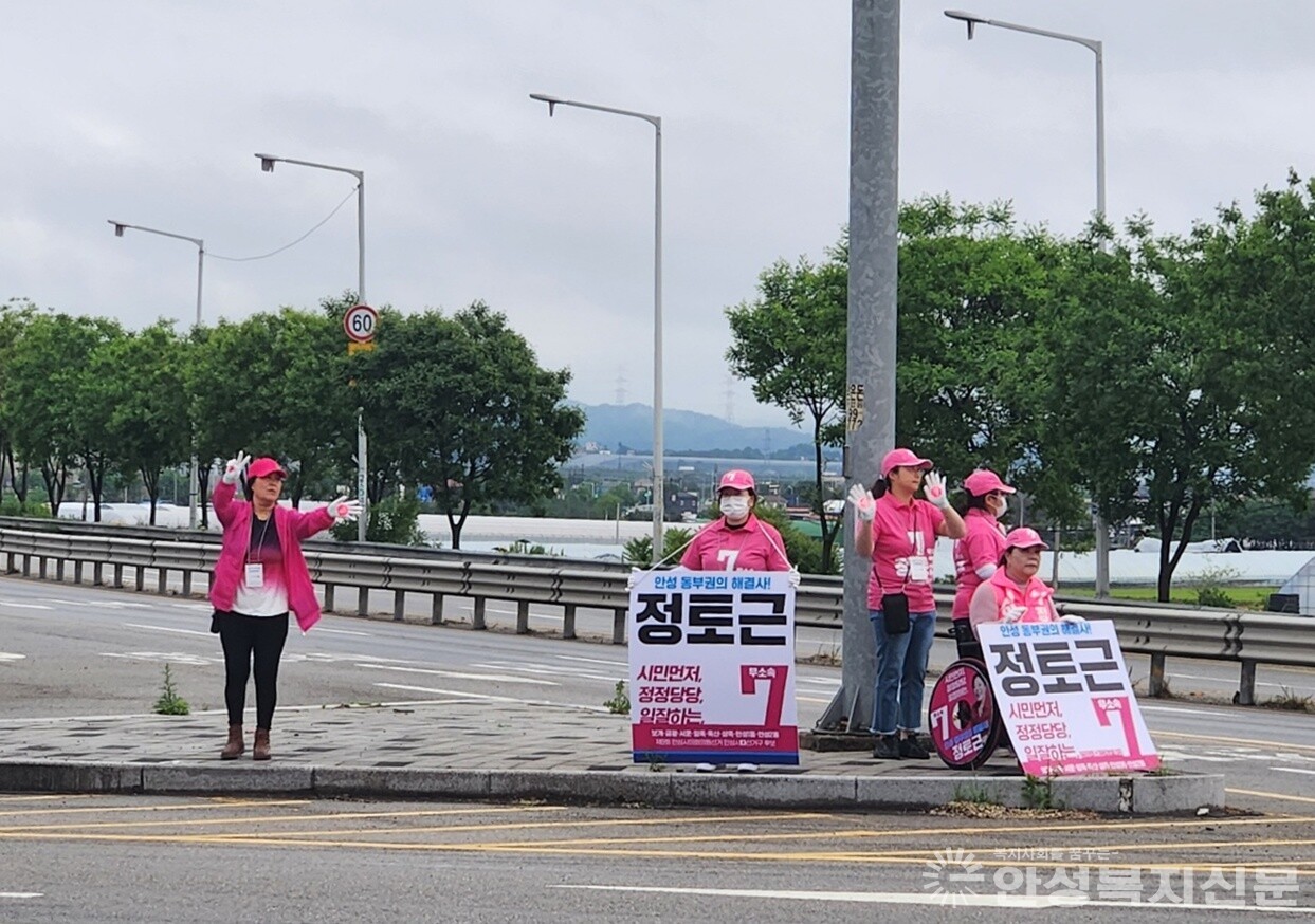 ▲기호7번 무소속 정토근 후보가 길거리 유세를 이어가고 있다. 