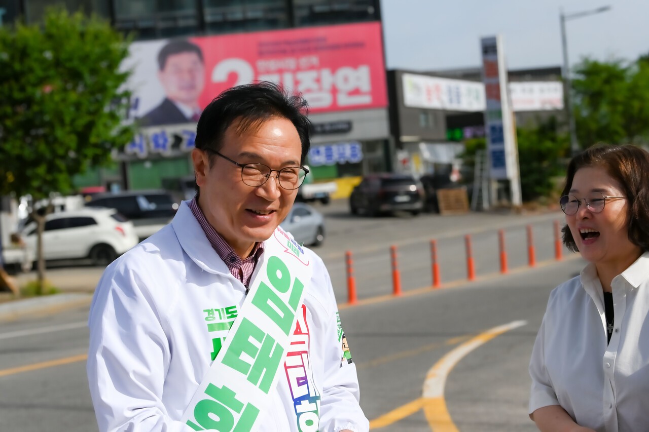 ▲임 후보가 시민들과 대화하고 있다. 