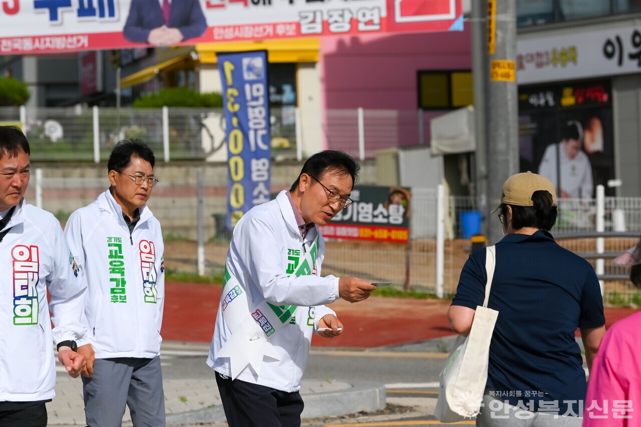 ▲임태희 후보가 자신의 명함을 나눠주고 있다. 