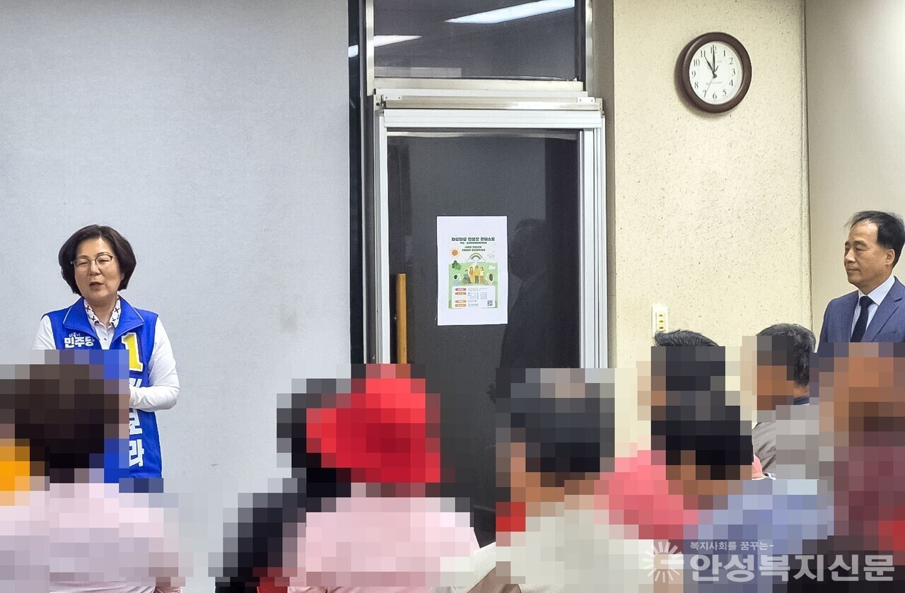 ▲관내 모 장애인협회에 모인 회원들이 김보라 후보의 말을 경청하고 있다. 