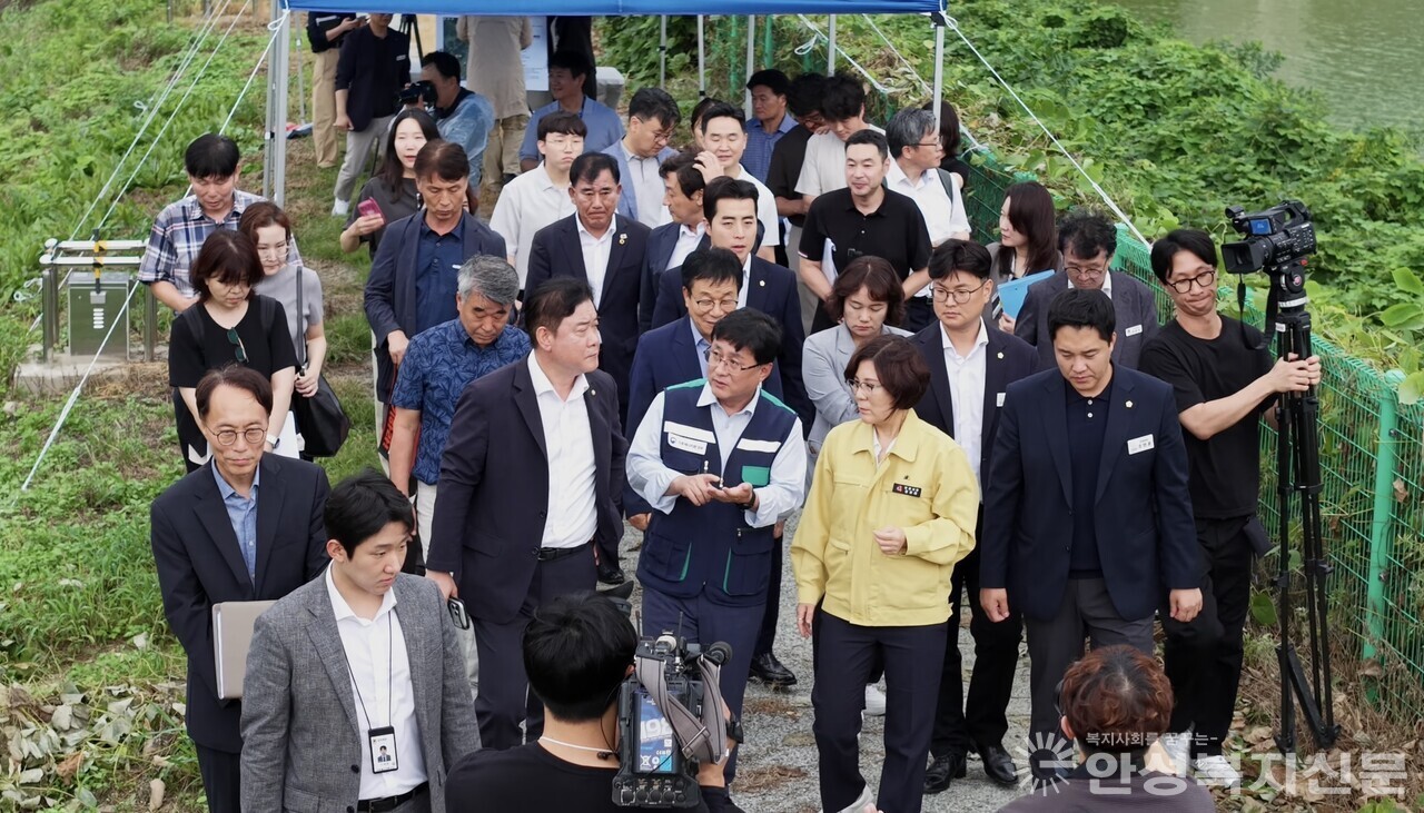 ▲김성환 기후에너지환경부 장관과 김보라 안성시장, 윤종군 국회의원, 백승기 경기도의원, 안성시의원 등 관계자들도 고삼저수지를 찾아 주민들의 의견을 청취했다.