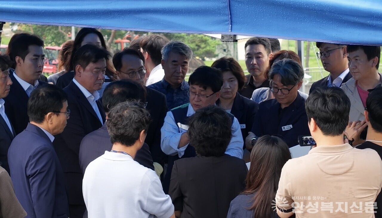 ▲김성환 기후에너지환경부 장관과 김보라 안성시장, 윤종군 국회의원, 백승기 경기도의원, 안성시의원 등 관계자들도 고삼저수지를 찾아 주민들의 의견을 청취했다.