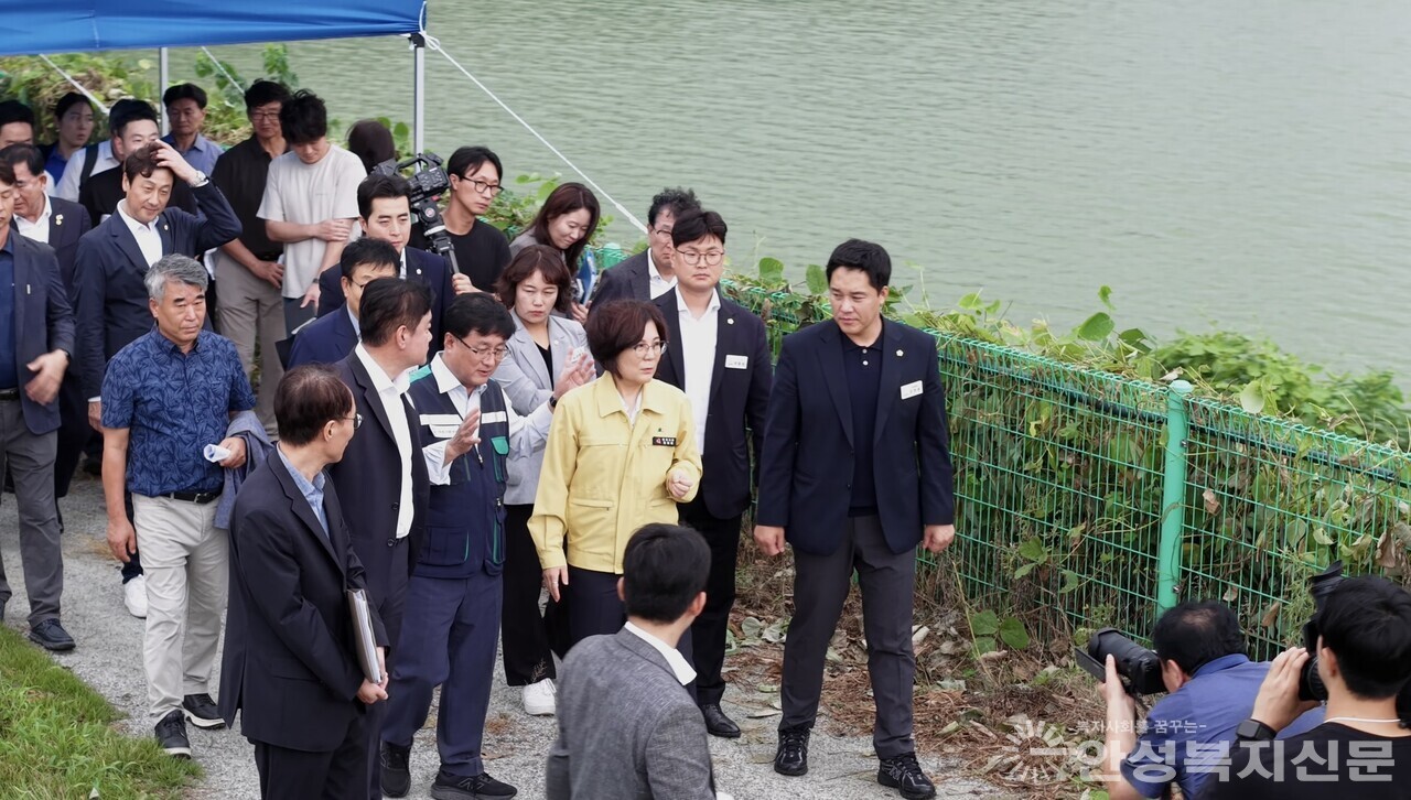 ▲김성환 기후에너지환경부 장관과 김보라 안성시장, 윤종군 국회의원, 백승기 경기도의원, 안성시의원 등 관계자들도 고삼저수지를 찾아 주민들의 의견을 청취했다.