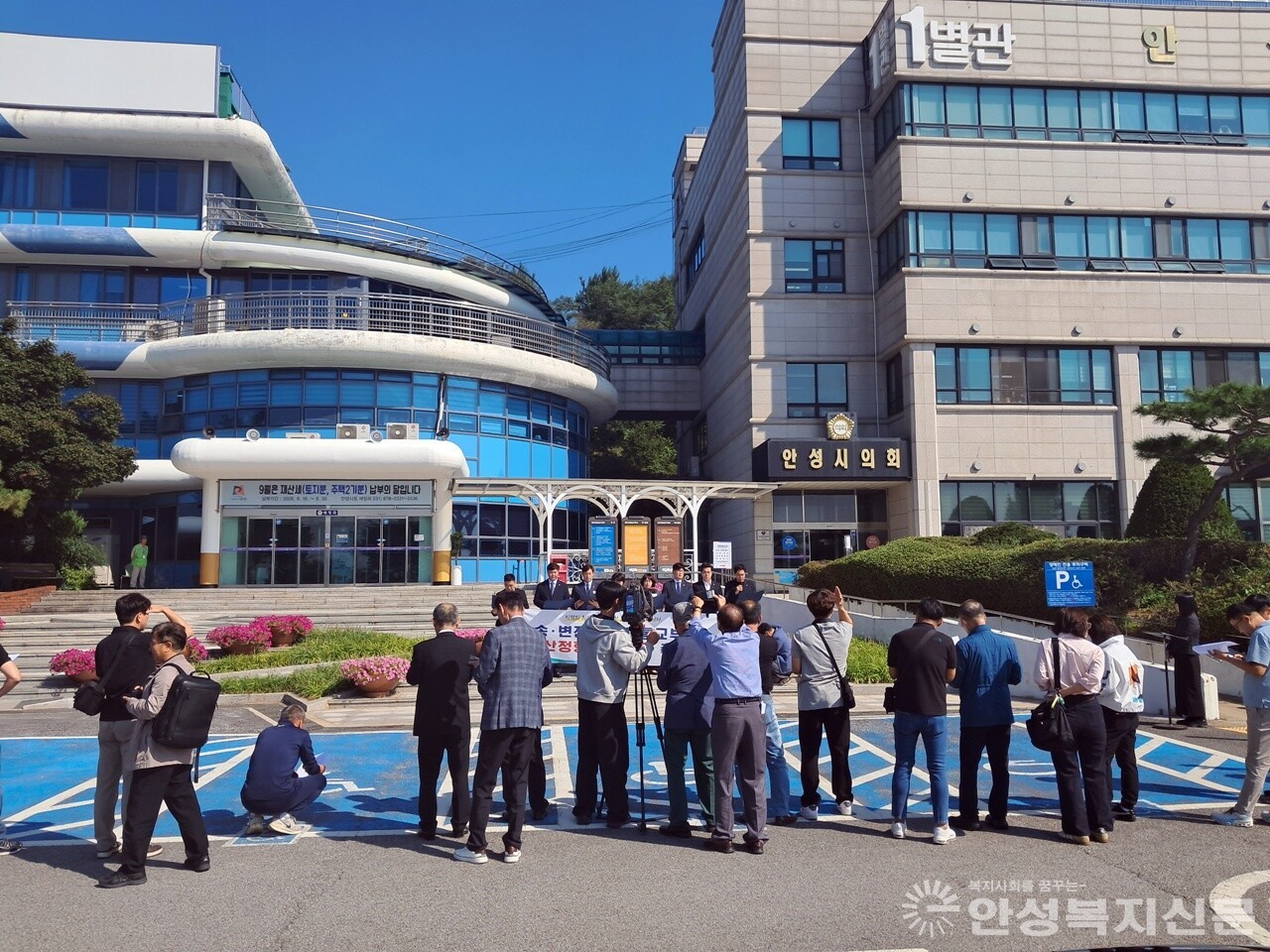▲기자회견을 하고 있는 안성시의회 의원들