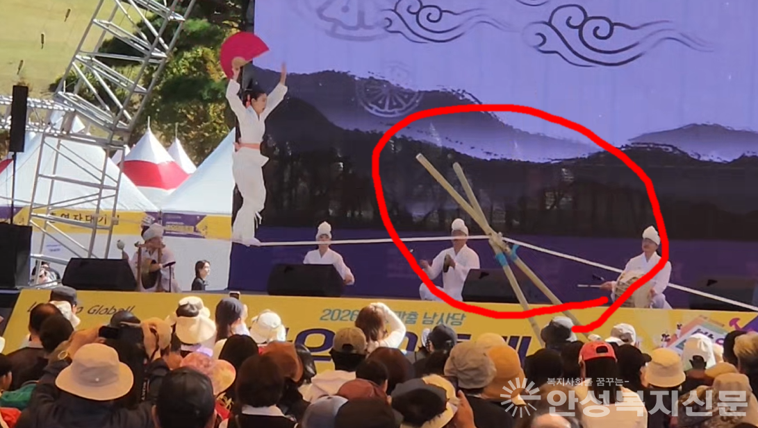 ▲사고직전 지지대가 넘어지고 있다. 