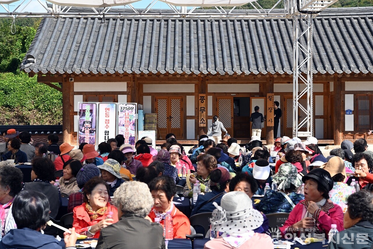 ▲연화마을 사회적협동조합이 우동과 김밥, 떡, 음료, 과일 등을 준비했으며, 연화마을 실버봉사단과 공도허리편한병원 봉사단, 공무원 봉사단 등이 이른 아침부터 급식 봉사에 동참해 따뜻한 공양을 제공했다.