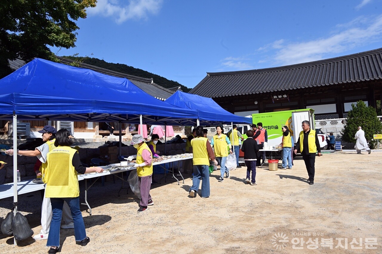 ▲연화마을 사회적협동조합이 우동과 김밥, 떡, 음료, 과일 등을 준비했으며, 연화마을 실버봉사단과 공도허리편한병원 봉사단, 공무원 봉사단 등이 이른 아침부터 급식 봉사에 동참해 따뜻한 공양을 제공했다.