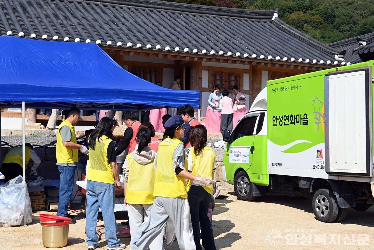 ▲연화마을 사회적협동조합이 우동과 김밥, 떡, 음료, 과일 등을 준비했으며, 연화마을 실버봉사단과 공도허리편한병원 봉사단, 공무원 봉사단 등이 이른 아침부터 급식 봉사에 동참해 따뜻한 공양을 제공했다.