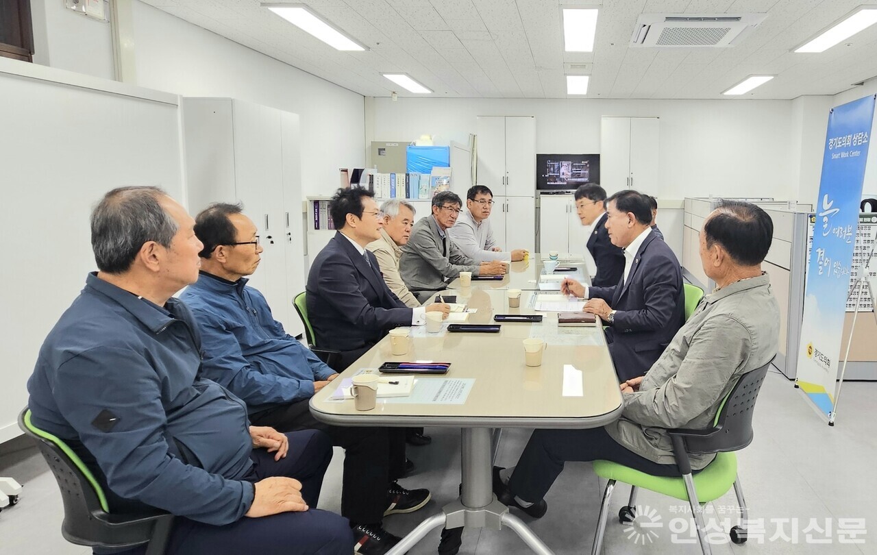 ▲주민대책위원회는 지난 13일 오전 11시 경기도의회 안성상담소에서 백승기·이주현 경기도의원과 면담을 갖고 산업단지 조성사업의 주요 현안과 향후 추진 방향에 대해 의견을 나눴다.