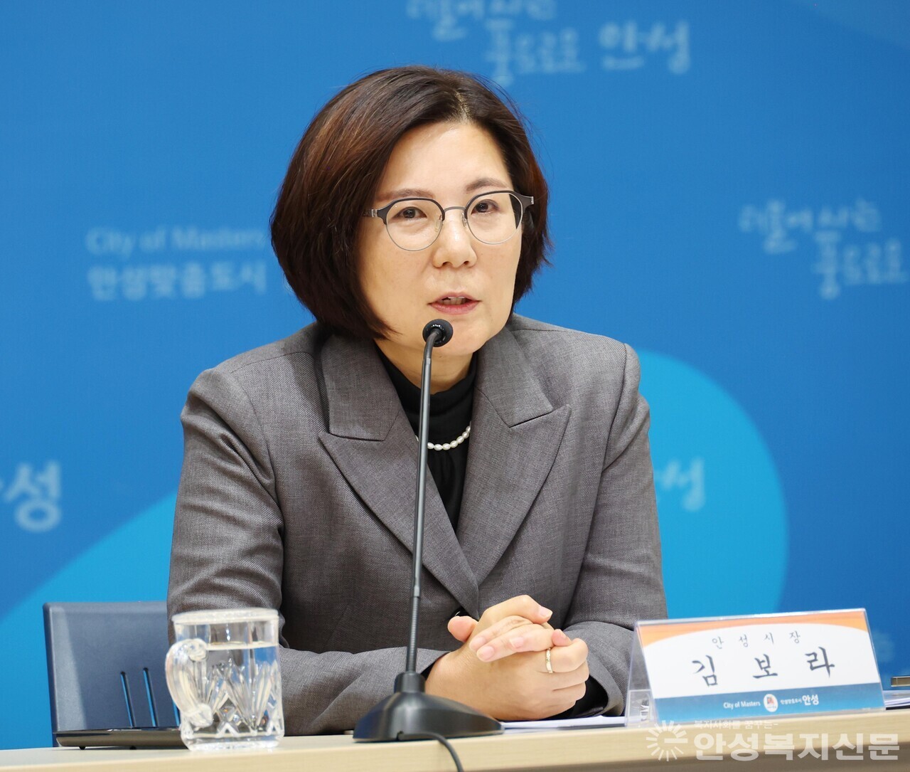 ▲김보라 시장이 기자들의 질문에 답변하고 있다. 
